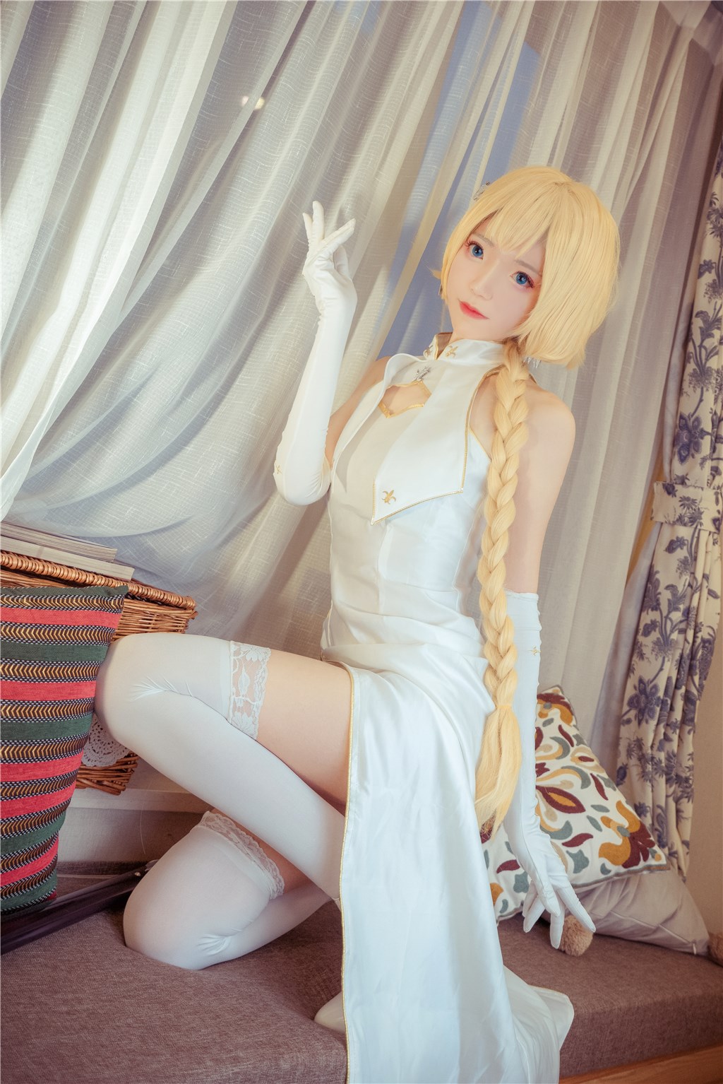 黑料不打烊轨道：记者会结束后，她摘下首饰递给他代管，举止亲昵