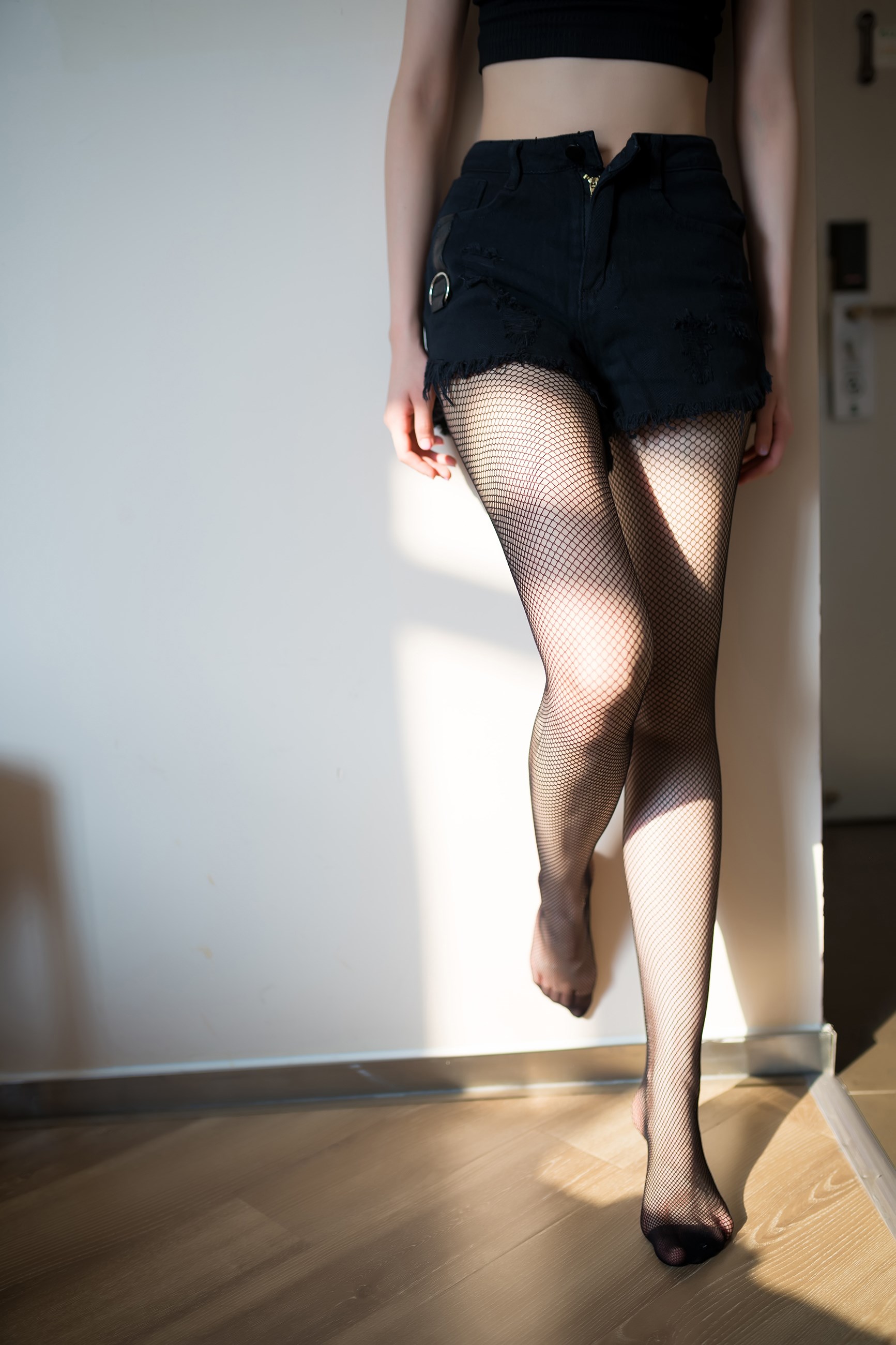 海角社区聚焦：沙滩派对后，明星互动的细节让网友纷纷猜测真相